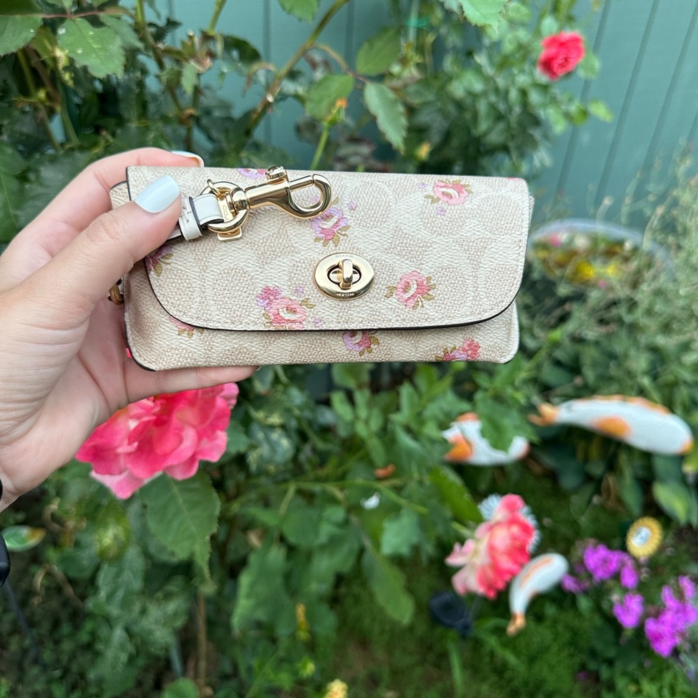 🪷 NWT COACH FLORAL SUNGLASS HOLDER! 🪷